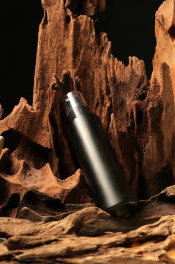 Ahşap zemin üzerinde doğal bir yağ şişesi.