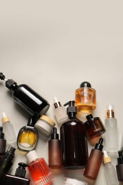 Işık masasında farklı kozmetik ürünleri olan şişeler.