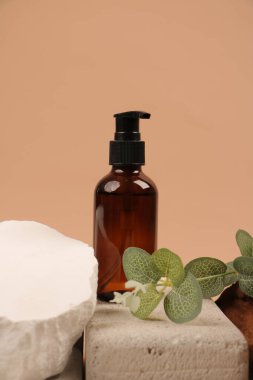 Beyaz desenli arka planda doğal kozmetik ürünleri olan şişe, yakın plan. Metin için boşluk