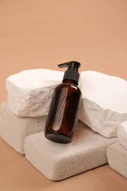 Doğal sabun ve havlu. Gri taş masa üzerinde. Kopya alanı var.