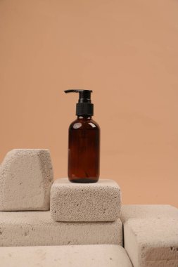 Beyaz arka planda bir şişe kozmetik ürünü, yakın plan -