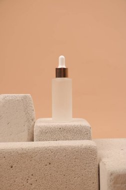 güzellik ve cilt bakım ürünleri konsepti. şişe ve serum, yüz kremi, yüz kremi, bej arka plan.