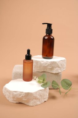 Renkli arka planda doğal ürünü olan kozmetik şişeleri