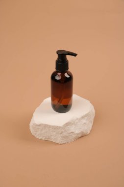 Kehribar Şişe Taş Yaya Üzerine Şişe Bej Arkaplanda Doğal Kaya