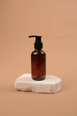 Boş bir krem şişesi ve kozmetik ürünü..