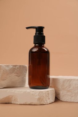 Beyaz arka planda vücut ve kozmetik için şişe
