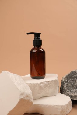 Şişe, kozmetik ürün ve beyaz arka planda boş etiket. Model, doğal güzellik, cilt bakımı.