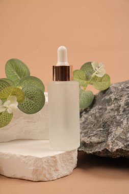 Renk arkaplanı üzerine yazı yazmak için boş alanı olan bir şişe kozmetik yağı