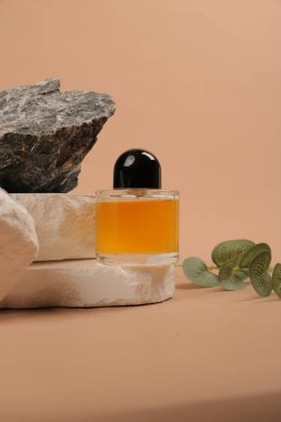 Beyaz arka planda doğal sabunlu doğal kozmetik ürünleri.