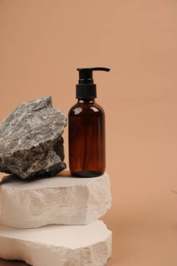 Kehribar Şişe Taş Yaya Üzerine Şişe Bej Arkaplanda Doğal Kaya