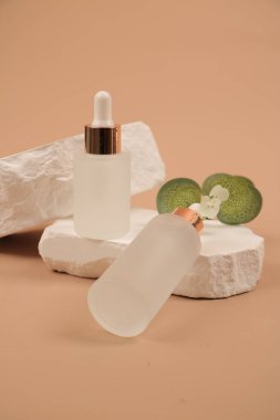 Beyaz arka planda doğal serumu olan kozmetik ürünleri