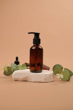 Spa konsepti. Beyaz arka planda kozmetik ürünler ve bir şişe gerekli yağ. Düz yat. Boşluğu kopyala.