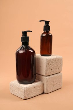 Beyaz arka planda doğal sabun şişeleri.