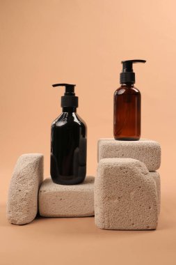 Beyaz arka planda sabun, havlu ve sabun şişeleri