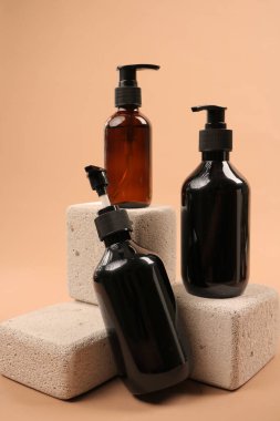 Farklı vücut bakımı ve hafif arka planda sabunu olan kozmetik şişeleri.