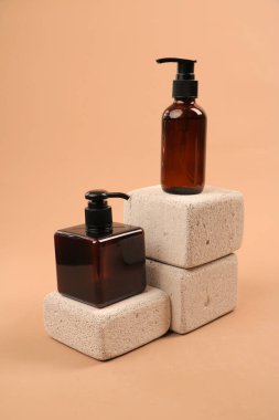 Beyaz arka planda şampuan şişeleri ve vücut yağı.