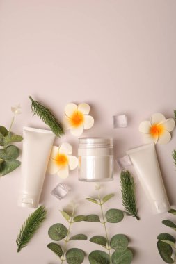 bej arka planda doğal kozmetik ürünleri içeren düz konum