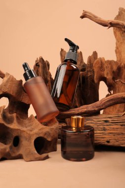 Ahşap masanın üzerinde yağ şişesiyle kompozisyon.