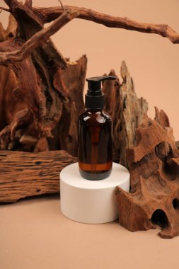 Bir şişe parfüm, kahverengi ahşap arka planda doğal kozmetik, doğal güzellik.