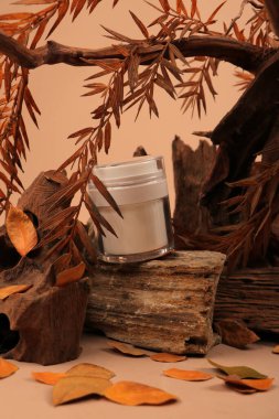 Kahverengi arka planda doğal kozmetik ürünü olan kompozisyon