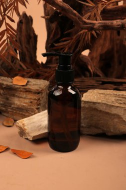 Tahtada bir şişe parfüm ve kahverengi bir arka plan..