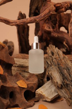 Renkli arka planda bir şişe parfüm ve yapraklar