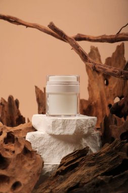 Ahşap arka planda bir kavanoz kozmetik kremi..