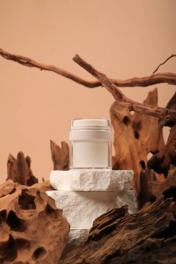 Ahşap arka planda doğal krem kavanozu.