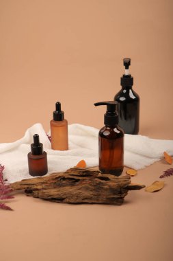 Bej arka planda parfüm şişeleri ve spa ürünleri içeren kompozisyon