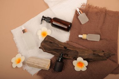 Açık arkaplanda spa ürünleri bulunan düz konum