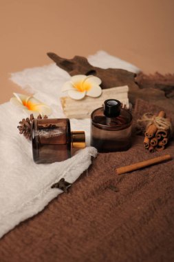 Ahşap arka planda gerekli yağ ve taze tarçın şişesi, spa konsepti.