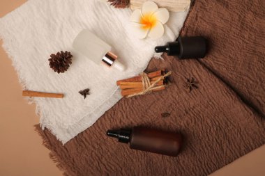  Kehribar Düz Yatağı ve Dokuma Kumaş Dokusunda Doğal Spa elementleriyle Donmuş Şişeler