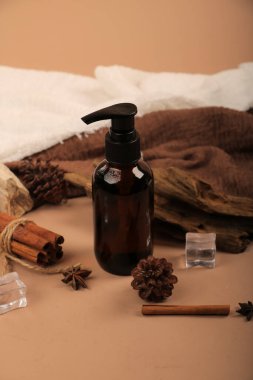 Temel yağ şişeleri ile kompozisyon ve ışık masa arka planında tarçın