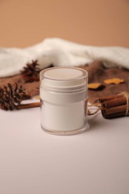 Beyaz arka planda kozmetik kavanozu. cilt bakımı.