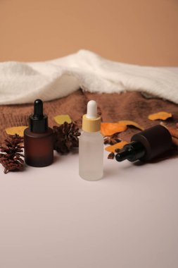 Beyaz arka planda gerekli yağ ve spa tedavisini içeren düz bir kompozisyon. Metin için boşluk