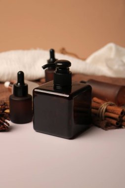 Ana yağlı spa kompozisyonu ve ahşap masa üzerinde mumlar