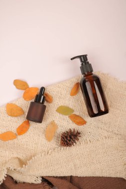 ahşap zemin üzerinde kaplıca tedavisi ile kompozisyon