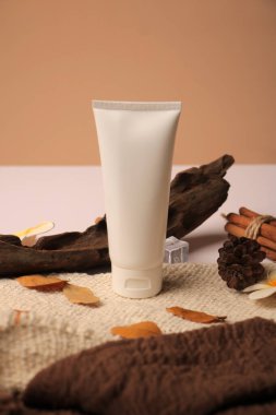 Beyaz kumaş arka planda çay ve tarçın karışımı