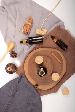 Beyaz arka planda gerekli yağları olan spa için ayarlandı. en üstteki görünüm.