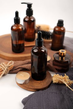 Ahşap masa üzerinde doğal kozmetik kümesi