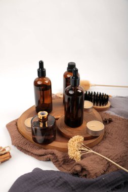 Masaj aksesuarları beyaz masada kahverengi arka planda