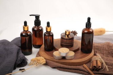 Ahşap zemin üzerinde doğal yağ şişeleri ile bileşim