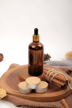 Beyaz arkaplanda spa ürünleri içeren kompozisyon