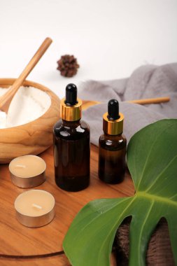Ahşap arka planda spa ürünleri içeren kompozisyon