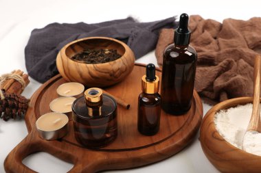 Beyaz masaya farklı kozmetik ürünleri koyuyoruz.