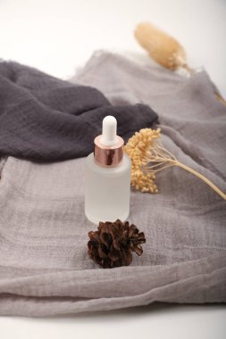 Beyaz arkaplanda doğal kozmetik ürünleri içeren kompozisyon