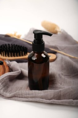 Beyaz arka planda doğal kozmetik ve spa aksesuarları