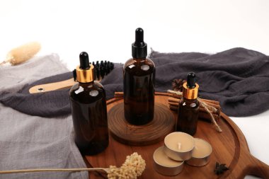 Masaj için farklı şişeler ve ahşap masada vücut bakımı.