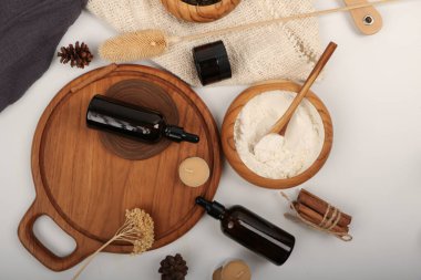 Ahşap arka planda gerekli yağ ve doğal malzemeler içeren spa kompozisyonu