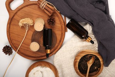 düz konum ve ahşap arka planda farklı kozmetik ürünleri